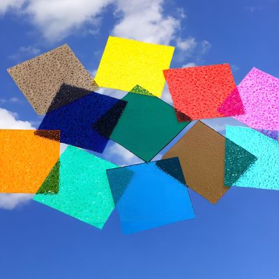 Ein guter Preis. 2440mm Farbiges Polycarbonat Diamantblech 2,5 mm-10 mm Sicheres UV-resistentes Brett Online