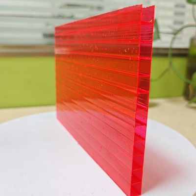 Rote Polycarbonat-Hohlkammerplatten für leichte und schlagfeste Anwendungen