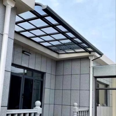 Wetterfeste DIY-Polycarbonat-Markise für eleganten, modernen Sonnen- und Regenschutz, graue, massive Plattenbedachung und UV-Schutz