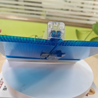 Ein guter Preis. UV-beschichtetes U-Lock-Polycarbonatblatt aus Honigsack 600 mm zur Wetterbeständigkeit Online