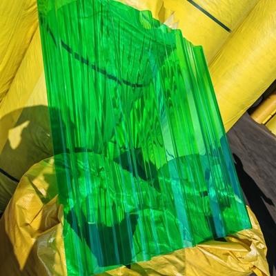 Langlebige grüne Kunststoff-Polycarbonat-Wellplatte mit Wetterbeständigkeit für Ihr Dach und Vordach