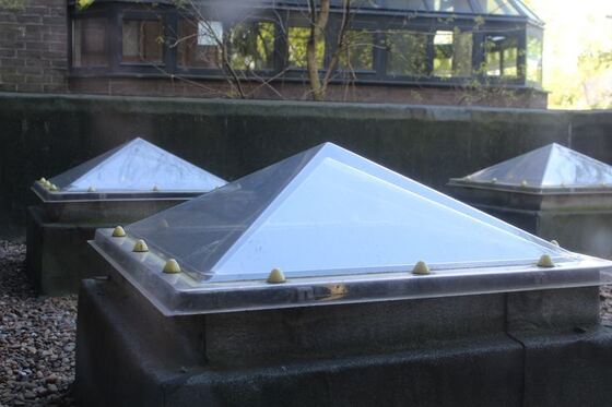 Ein guter Preis. Maßgeschneiderte transparente Pyramiden-Lichtkuppel aus Polycarbonat, einfach zu installieren und zu transportieren, kundenspezifische Größen erhältlich, langlebige Dachlichtabdeckung Online
